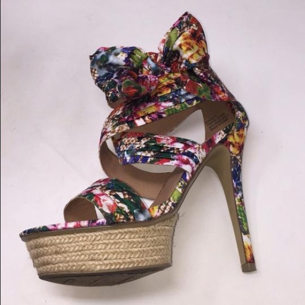 Platform heels with bow